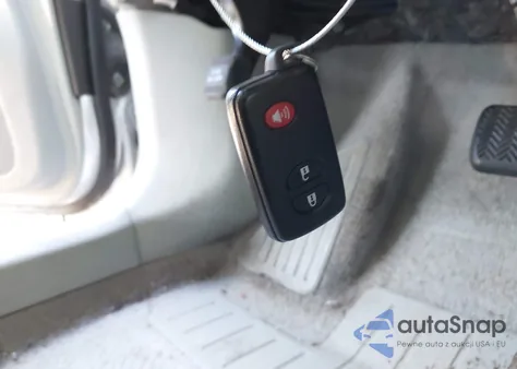 2010 Toyota Prius Iii z USA, uszkodzony, nr VIN JTDKN3DU2A5058561